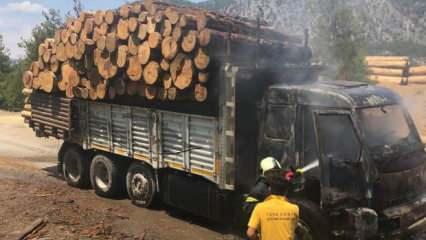 Orman deposundaki tomruk yüklü kamyonda çıkan yangın söndürüldü