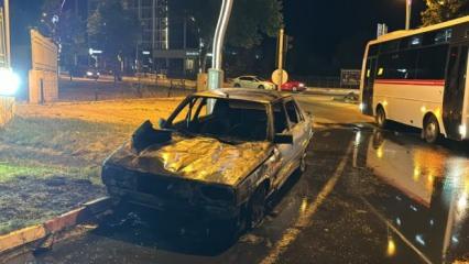 Otomobilin motor kısmında çıkan yangın söndürüldü