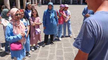 Yaz tatilinde turistlere rehberlik yaparak yabancı dillerini geliştiriyorlar