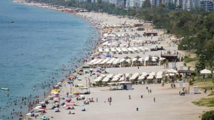 Antalya'da sıcak hava ve nem etkili oluyor