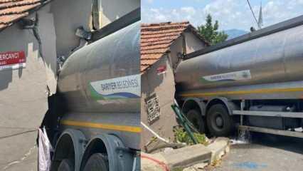 Dehşet anları: Sarıyer'de belediyeye ait su tankeri eve girdi! 