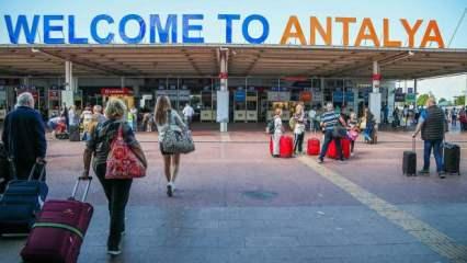 Antalya Havalimanı'nda yolcu ve uçak trafiği rekoru