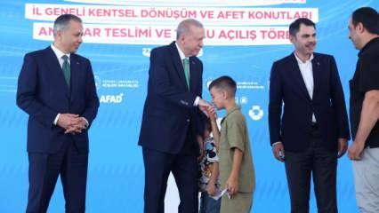 Cumhurbaşkanı Erdoğan'dan yanına gelen çocuğa uyarı! Harçlığı kapıp sarıldı