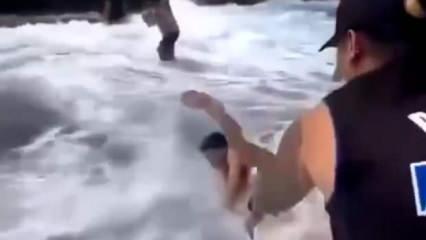Tayland'ta bir kişi, yüzerken dalgaya kapılıp deniz tarafından böyle yutuldu. 