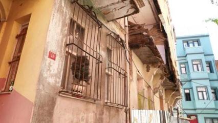Balat'ta korku dolu anlar: Balkon çöktü, sokak kapatıldı