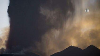 Etna yanardağı lav ve k&uuml;l p&uuml;sk&uuml;rtt&uuml;