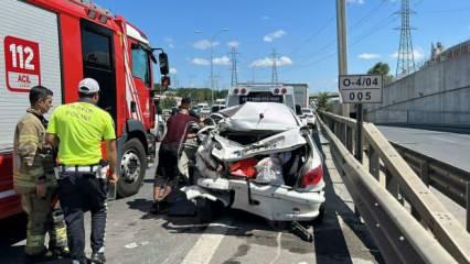 Sultanbeyli TEM Otoyolu'nda TIR otomobile çarptı: 1'i çocuk 2 yaralı