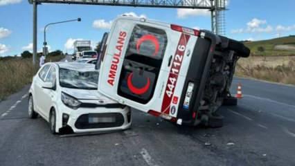 İstanbul'da bir garip kaza: Ambulans otomobilin üzerine devrildi