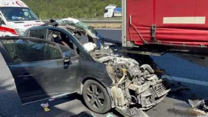 Otomobil tıra ok gibi saplandı: 1'i ağır 3 yaralı