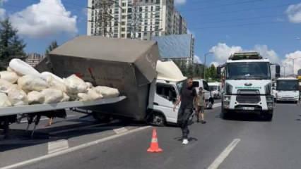 TEM Otoyolu'nda kamyonet devrildi; trafik durma noktasına geldi