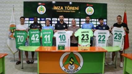 Alanyaspor'dan toplu imza töreni