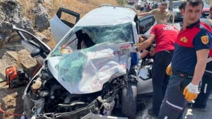 Bitlis'te otomobil ile TIR çarpıştı: 4 yaralı