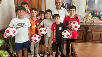 Futbol topları kesilen &ccedil;ocuklar, belediye başkanına şikayete gitti