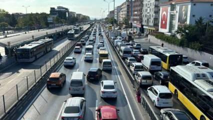 İstanbul'da metrobüs hattındaki "Beyaz Yol" çalışması trafiği aksattı