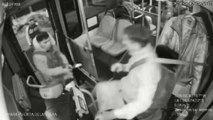 Otobüste dehşet anları! Gasp yapmak isteyen hırsız bakın nasıl uzaklaştırıldı!