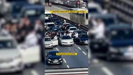 Trafik magandaları  yolu kesip halay çekti...