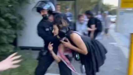 Alman polisinin kadın göstericiye müdahalesi tepki çekti...