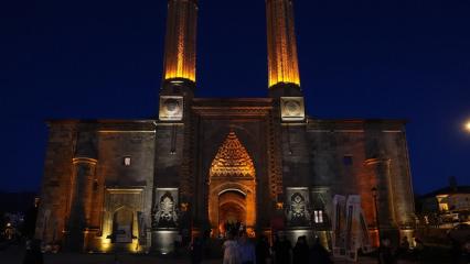 Erzurum K&uuml;lt&uuml;r Yolu Festivali kentte geceleri ş&ouml;lene &ccedil;evirdi