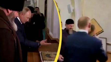 Putin Çeçenistan’da kendisine hediye edilen Kur'an-ı Kerim'i öperek kabul etti