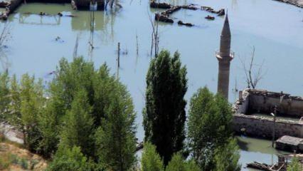 Sivas'ta su seviyesi düşen barajdaki eski cami ve bazı evler ortaya çıktı