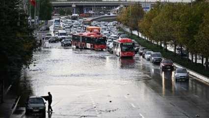 Ankara'da sağanak: Yollar göle döndü, sürücüler ilerlemekte güçlük çekti