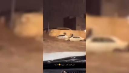 Arabistan'da korkutan görüntüler!Sel arabaları böyle sürükledi