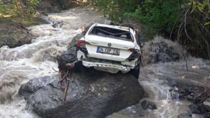 Artvin'de park halindeki otomobil taşan derede sürüklendi