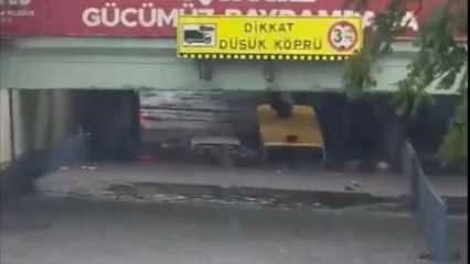 Bayrampaşa'da alt geçidi su bastı: 2 araç sular altında kaldı