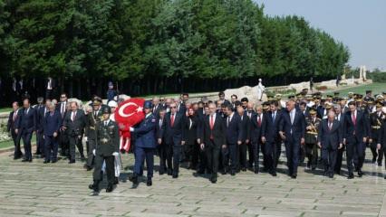 Cumhurbaşkanı Erdoğan ve devlet erkanı Anıtkabir'i ziyaret etti