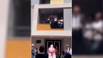 Gelinin kafasına elma attılar! O anlar görenler sosyal medyadan yorum yağdırdı...