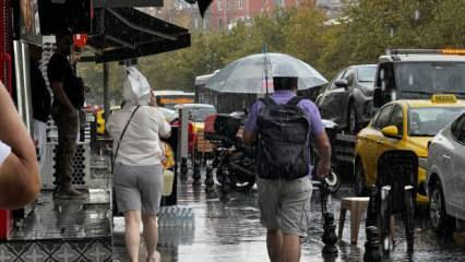 İstanbul'da sağanak yağış: İstiklal Caddesi göle döndü, tramvay hattında seferler durdu