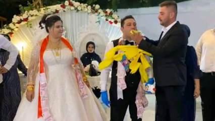 Kırklareli’deki bir düğünde damada temizlik malzemesi takıldı
