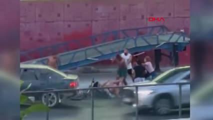 Korkunç görüntüleri! Yolun ortasında kadını sopalarla dövdüler
