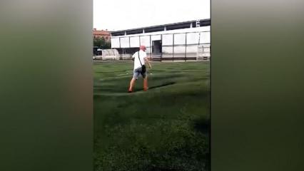 Samsun'da şiddetli yağış sonucu sentetik çim saha suyla doldu