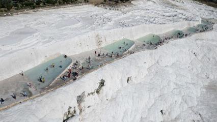 'Beyaz cennet' Pamukkale'yi yılın ilk 8 ayında 1 milyonu aşkın turist gezdi!
