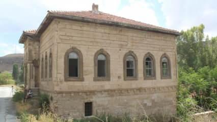 Defineciler tarihi bina demedi, mahalleyi köstebek yuvasına çevirdi