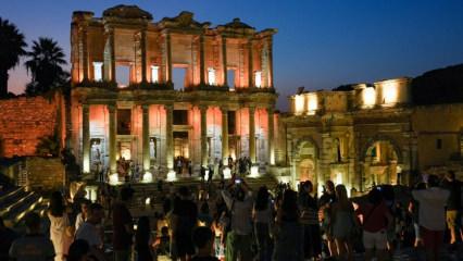 Efes Antik Kenti’nde gece müzeciliği! Ziyaretçi rekoruna koşuyor