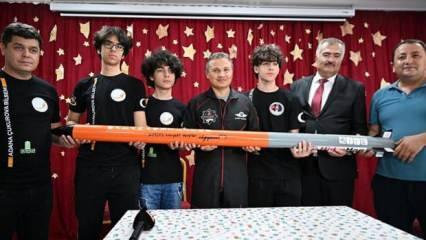 Astronot Gezeravcı Adana'da öğrencilerin geliştirdiği rokete "Zıpkın" adını verdi