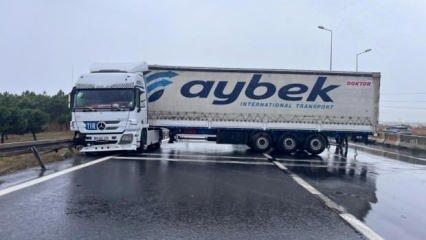 Büyükçekmece E-5'te yağmur nedeniyle kayan tır, yolu trafiğe kapattı