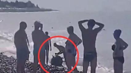 Dev mayını elleriyle denizden çıkardı! Akılalmaz anlar kamerada