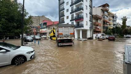 Erdek'te sağanak: Balıkçı tekneleri karaya vurdu, yollar göle döndü