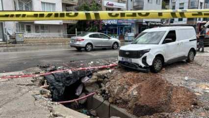 Sağanak deprem etkisi bıraktı: İzmir'de bir araç göçen yola düştü!