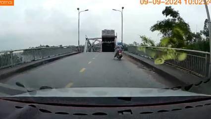 Vietnam'da şiddetli tayfun köprüyü yıktı! Korku dolu anlar kamerada