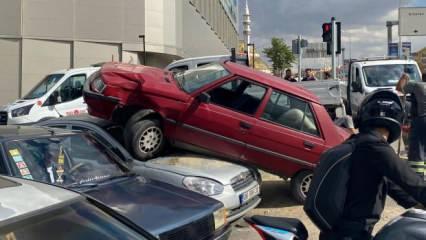 Ankara’da ilginç kaza! Çarptığı otomobilin üstünde asılı kaldı