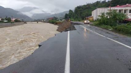 Artvin'de taşkın ve heyelan: Yol çöktü!