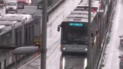 Avcılar'da metrobüs kaza yaptı: 2 kişi yaralandı