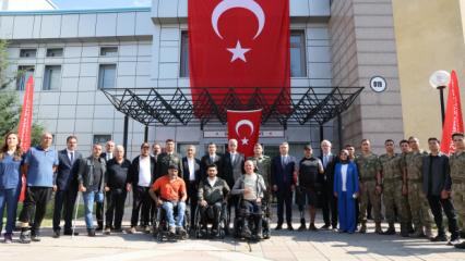 Bakan Memişoğlu'ndan hastanede tedavi gören gazilere ziyaret 