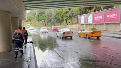 Bakırköy'de alt geçit suyla doldu! Trafik durma noktasında