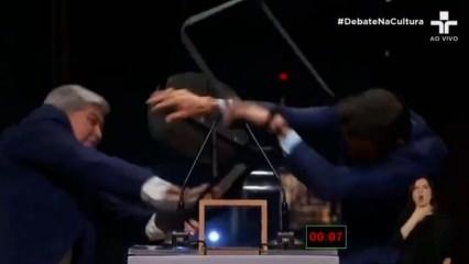 Belediye başkan adayının kafasına sandalye ile vurdu! İşte inanılmaz görüntüler