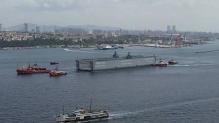 Haydarpaşa Limanı'ndan kalkan PD-30 isimli yüzer havuz İstanbul Boğazı'ndan geçti
